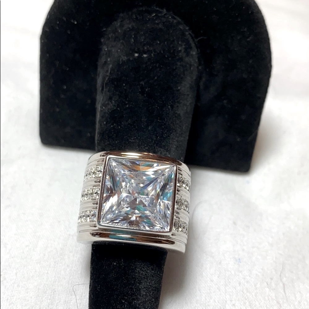 Bella Luce White Diamond Simulant Ring - Picture 11 of 14